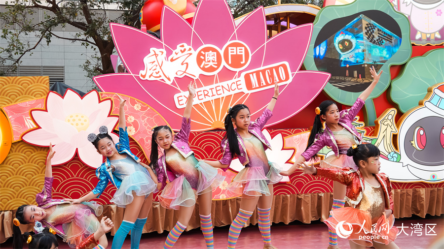 图2.澳门特区政府旅游局花车以“感受澳门”为主题,重点展示美食及世界遗产元素。人民网 吴宇扬扬 摄