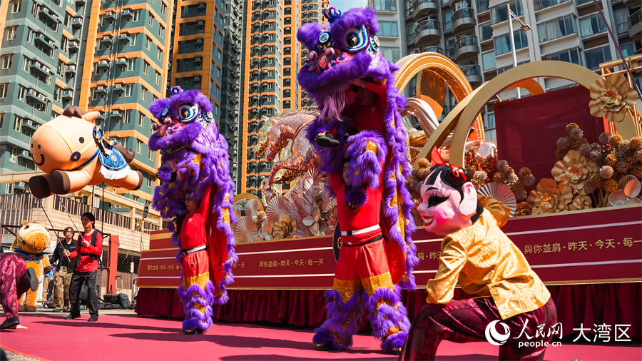 图5.香港赛马会花车带来三匹骏马雕塑,象征马年朝气蓬勃。人民网 吴宇扬扬摄