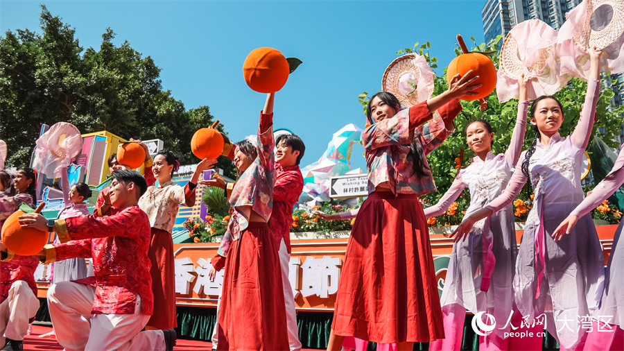 图7.林村许愿广场首次参与花车巡游,宣传香港许愿节。人民网 吴宇扬扬摄