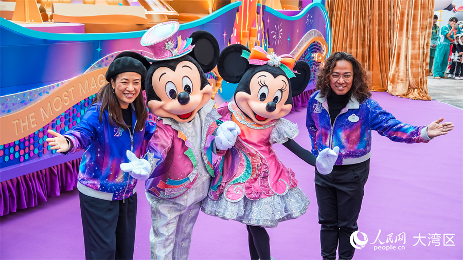 图9.香港迪士尼乐园经典形象将与花车一起,带来喜庆的街头派对。人民网 吴宇扬扬摄