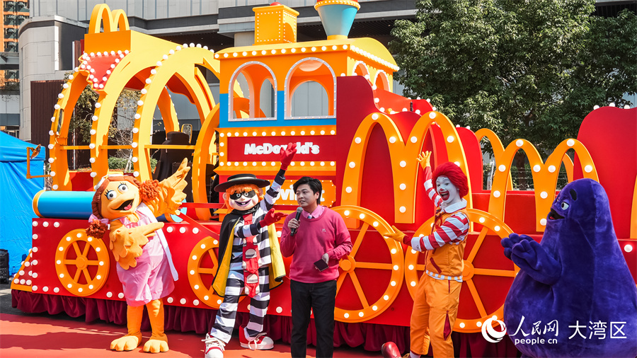 图10.麦当劳花车形象复刻80年代香港沙田分店的小火车装置。人民网 吴宇扬扬摄