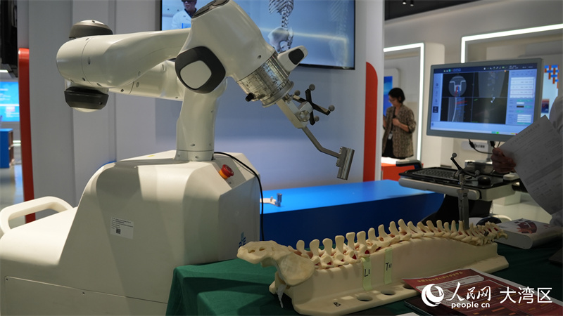 手术机器人展示。人民网 严小晶摄