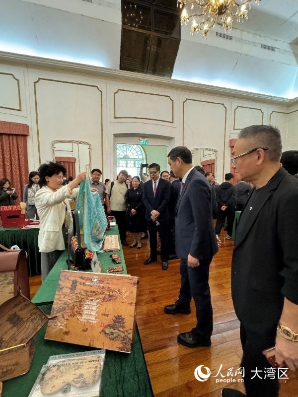 荆楚多元文化产品展览展示。人民网记者 富子梅摄