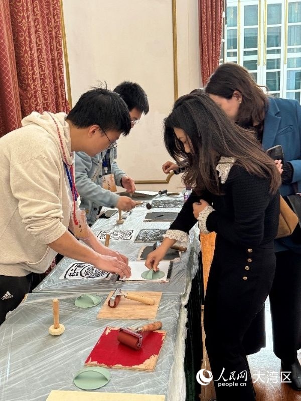 观众对版画创作互动兴味浓厚。人民网记者 富子梅摄