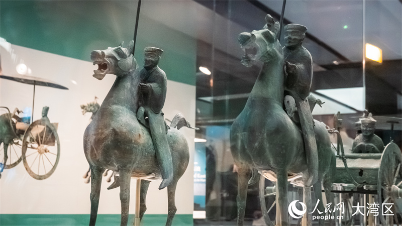 图3.来自甘肃省博物馆藏的持矛铜骑士俑和持戟铜骑士俑。人民网 吴宇扬扬摄