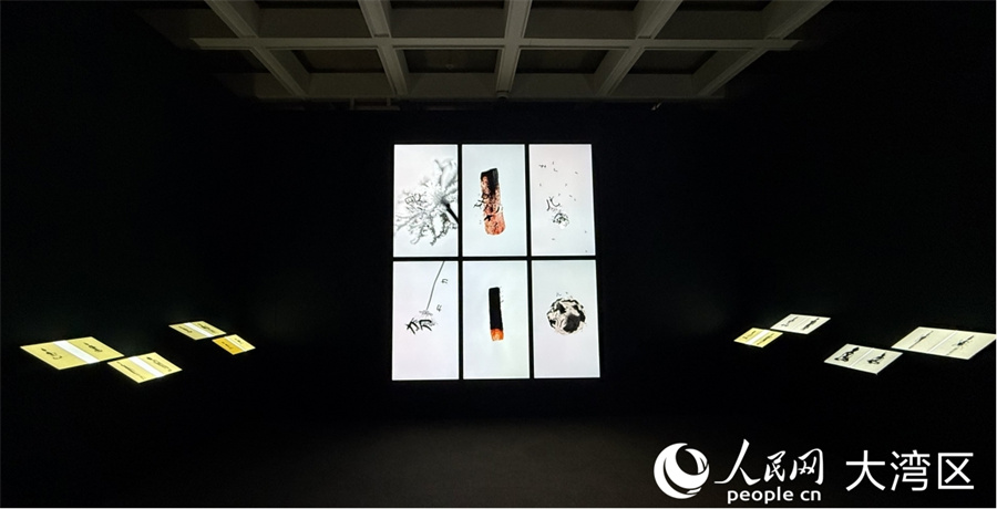 展品《视域的折叠：四时+万佛印记》水墨系列。人民网实习生 张雨洁摄