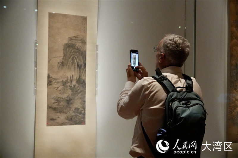 图3. 19日传媒预览现场，记者在香港故宫文化博物馆拍摄展品。人民网 严小晶摄