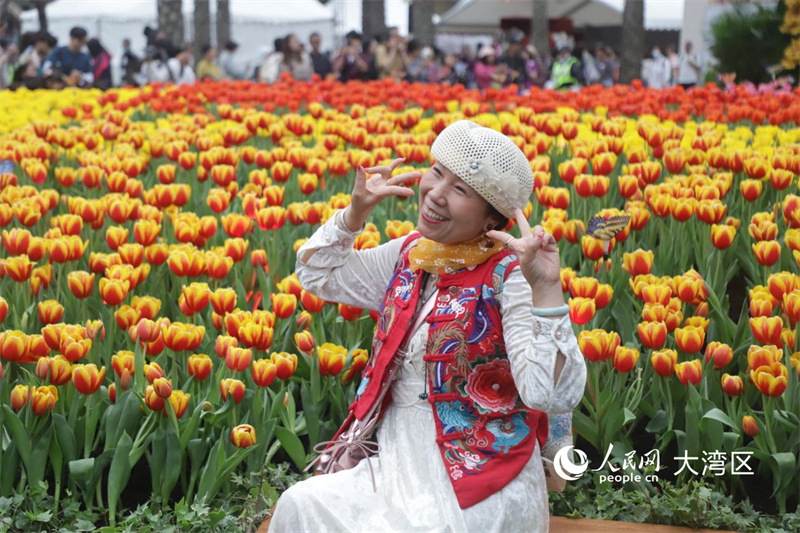 市民与郁金香花海合照。人民网实习生向芷菡 摄