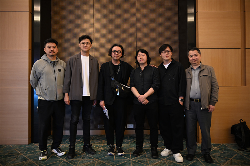 2026光州双年展艺术总监何子彦(左三)与中国国家馆主办团队在发布会现场合影。中国美术学院供图