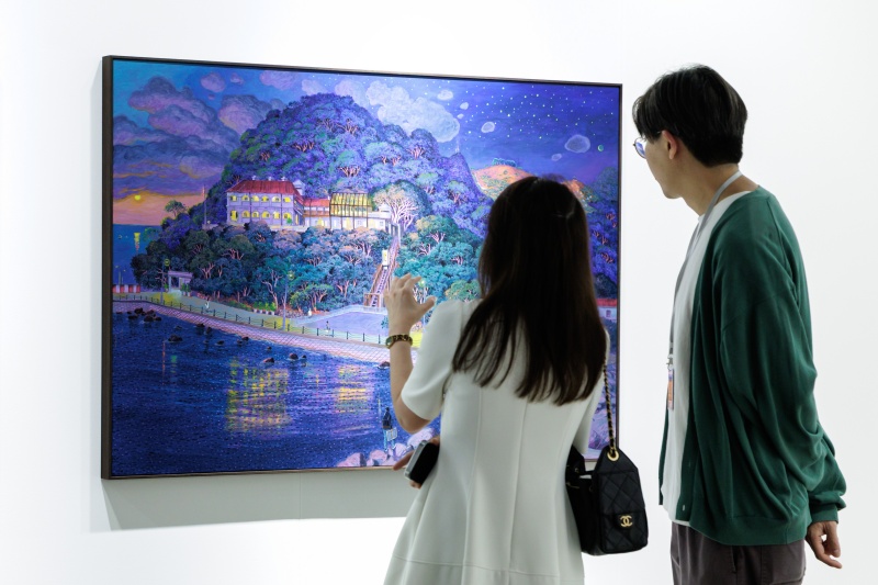 观众在巴塞尔艺术展香港展会参观。巴塞尔艺术展香港展会供图