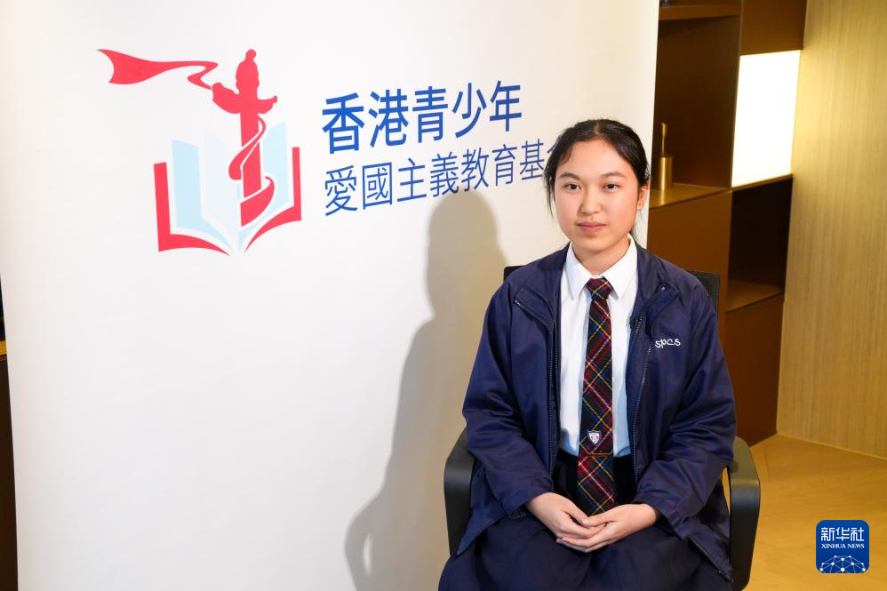 第二届“情系中华”香港青少年作文暨朗诵大赛中学英文组总冠军蔡宛谚接受采访(1月29日摄)。 新华社记者 朱炜 摄