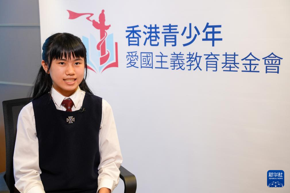 第二届“情系中华”香港青少年作文暨朗诵大赛小学英文组总冠军冯靖霖接受采访(1月29日摄)。 新华社记者 朱炜 摄