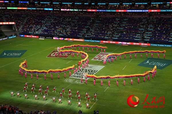 传统舞龙与高科技机器人同台表演。实习生 韩宇轩摄