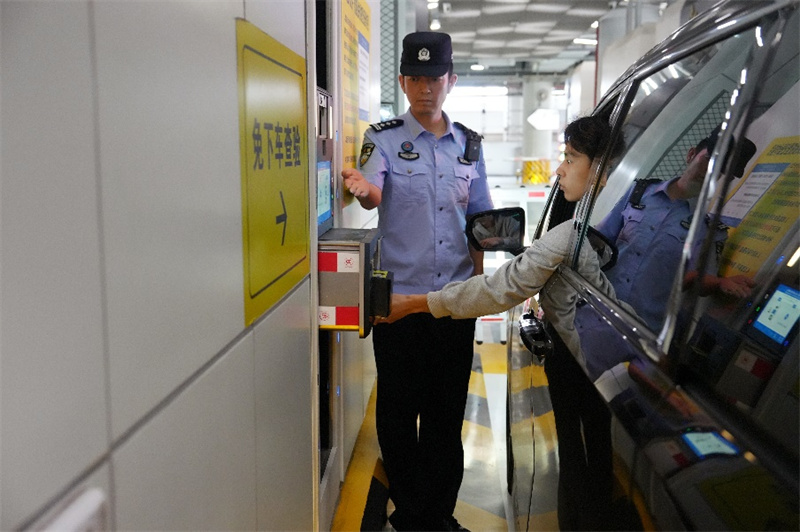 图为合资格驾驶员免出示实体证件通关。横琴粤澳深度合作区经济发展局供图
