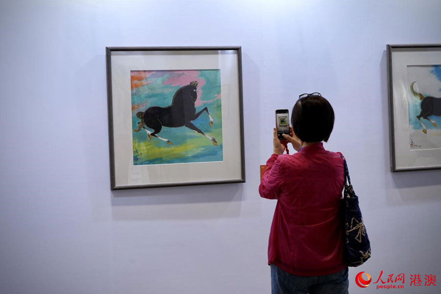 市民参观绘画作品。人民网吴宇扬扬 摄