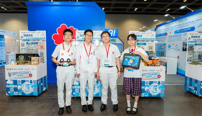 青年代表展示“未来科技盒”和氢能AI编程小车。主办方供图
