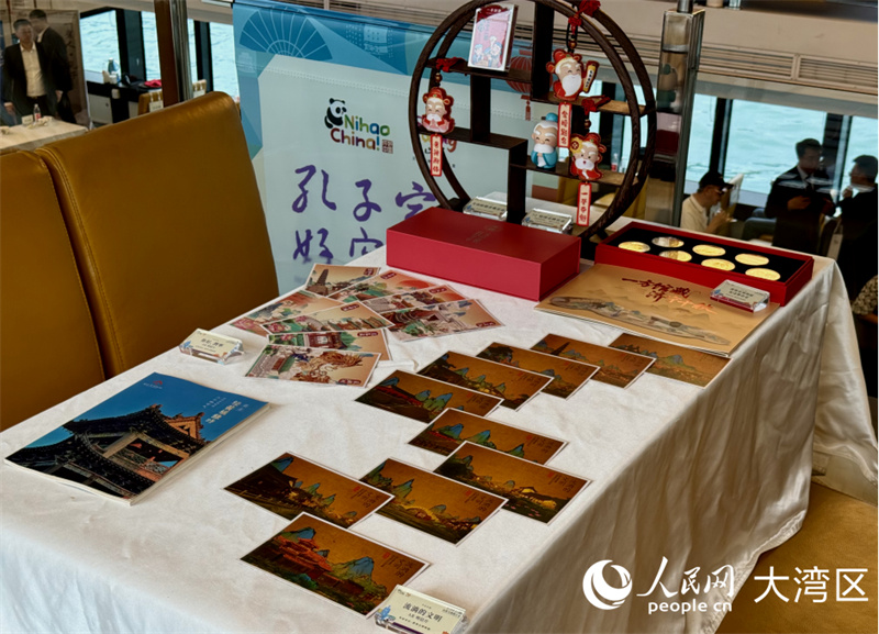 现场展示的《流淌的文明》AR明信片。人民网实习生 张雨洁摄