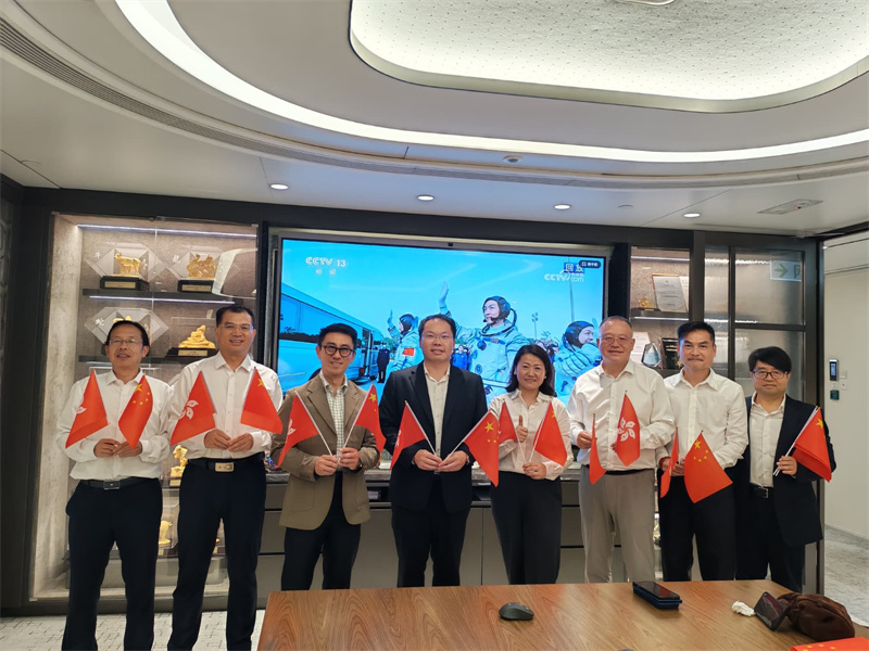 香港甘肃联谊会组织观看直播。受访者供图