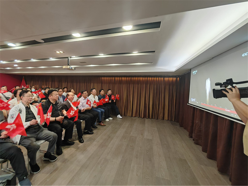 香港广东社团总会组织观看直播。受访者供图