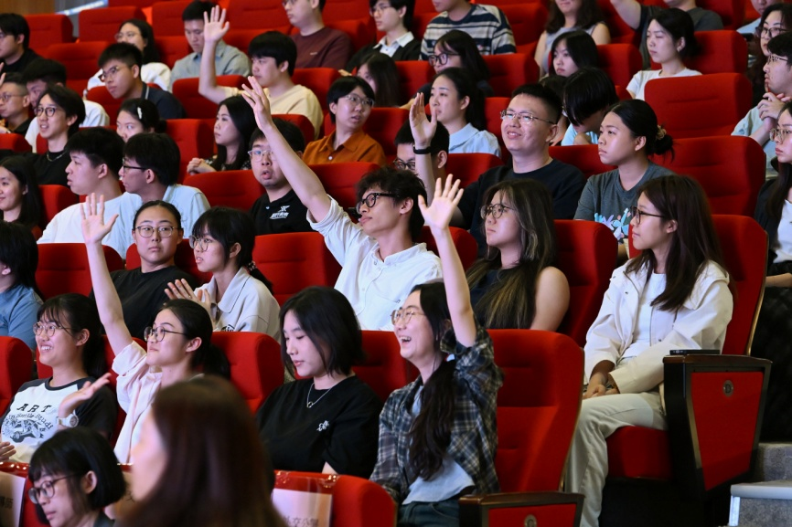 图为澳门大学同学们踊跃提问。澳门大学供图