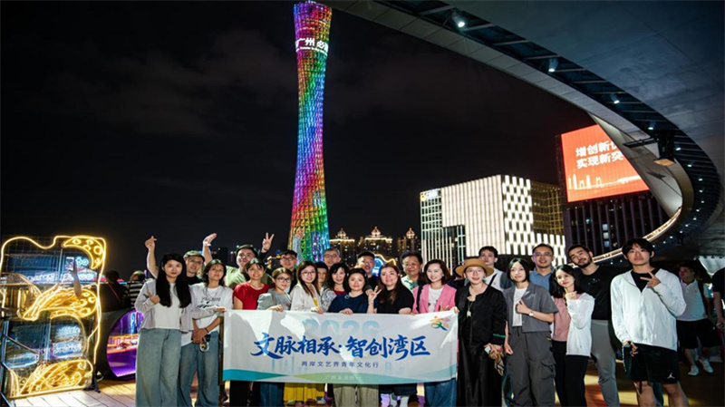 图1. 台湾文艺界后生代表参不雅广州塔。主持方供图