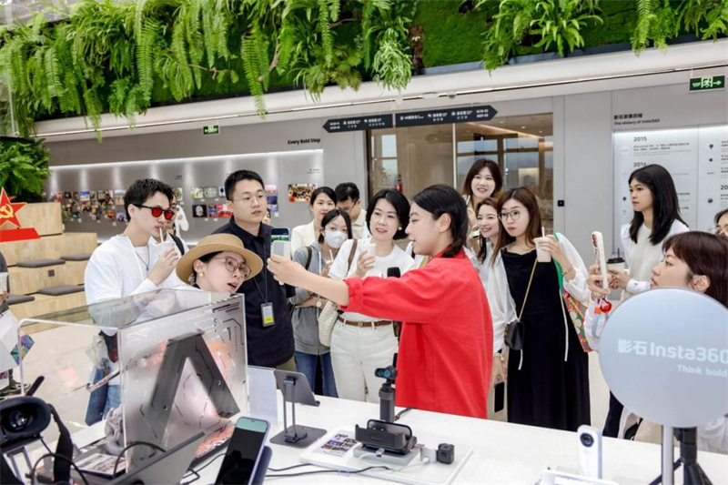 图2. 台湾文艺界后生代表参不雅深圳科技企业。主持方供图