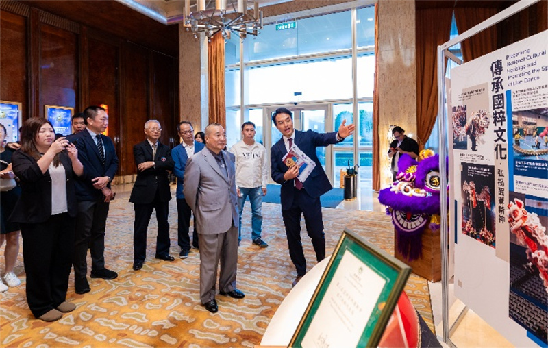 图为签约现场的专题展览呈现狮艺传承经过与恶果。主理方供图
