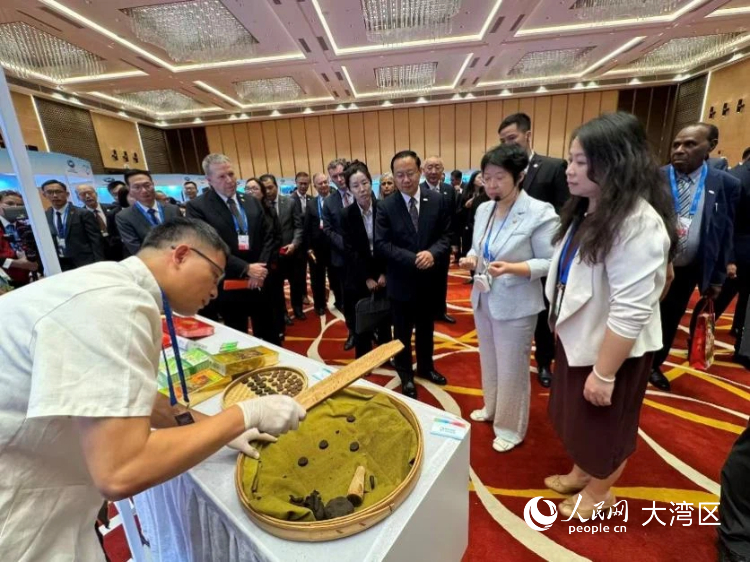 图为与会代表参与会议配套举办的文化和旅游展示体验活动。人民网记者 富子梅摄