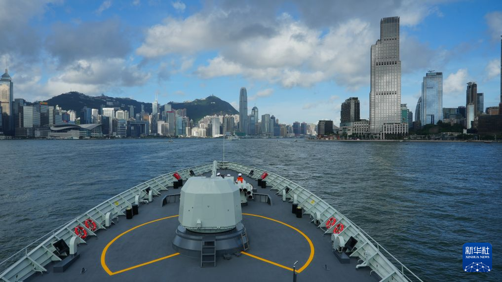 　7月2日，中国海军舰艇编队抵达香港。这是衡阳舰驶入维多利亚港。