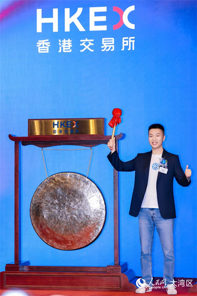 .Momenta首席执行官曹旭东在上市仪式敲响铜锣。主办方供图