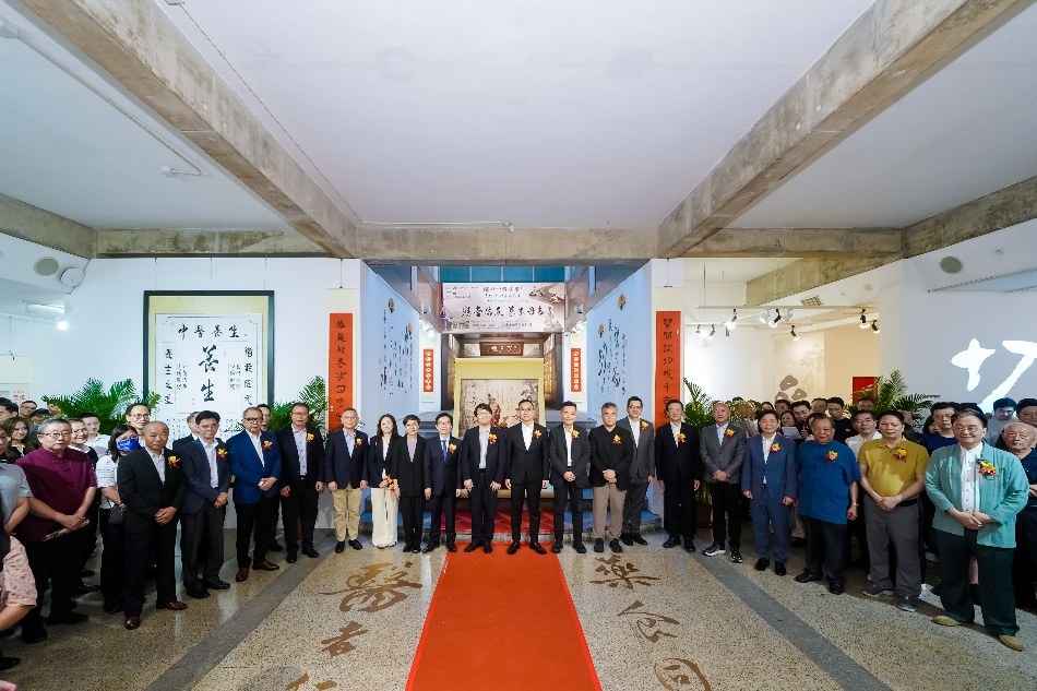 图为陶塑像暨书法展开幕式。主办方供图