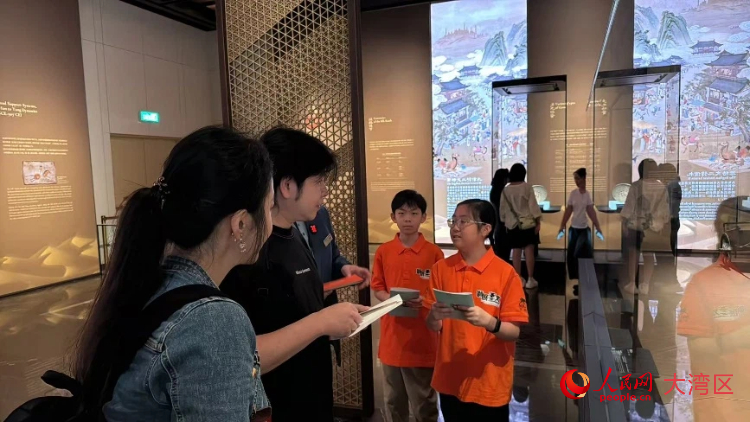 图为两位小学生在场景式互动教学中。人民网记者 富子梅摄