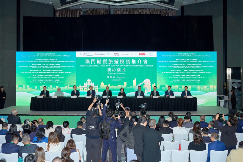 图为新加坡推介会现场大和证券（中国）签署多份合作协议。澳门特区政府新闻局供图