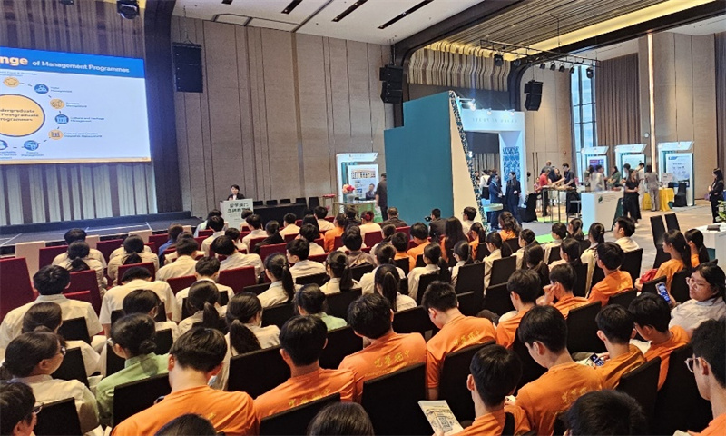 图为澳门高校向马来西亚学生宣介“留学澳门”。澳门特区政府教青局供图