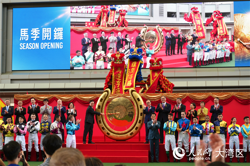香港特区行政长官李家超敲响铜锣，为2026/27赛马季揭开序幕。人民网实习生 张雨洁摄