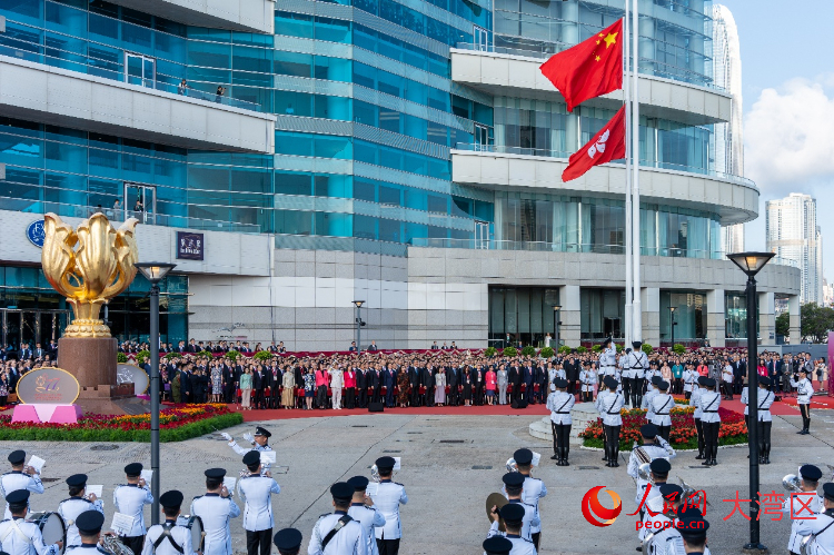 金紫荆广场举行升旗仪式。人民网 韩宇轩摄