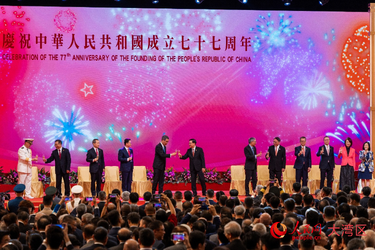 祝酒嘉宾举杯共贺国庆。人民网 韩宇轩摄