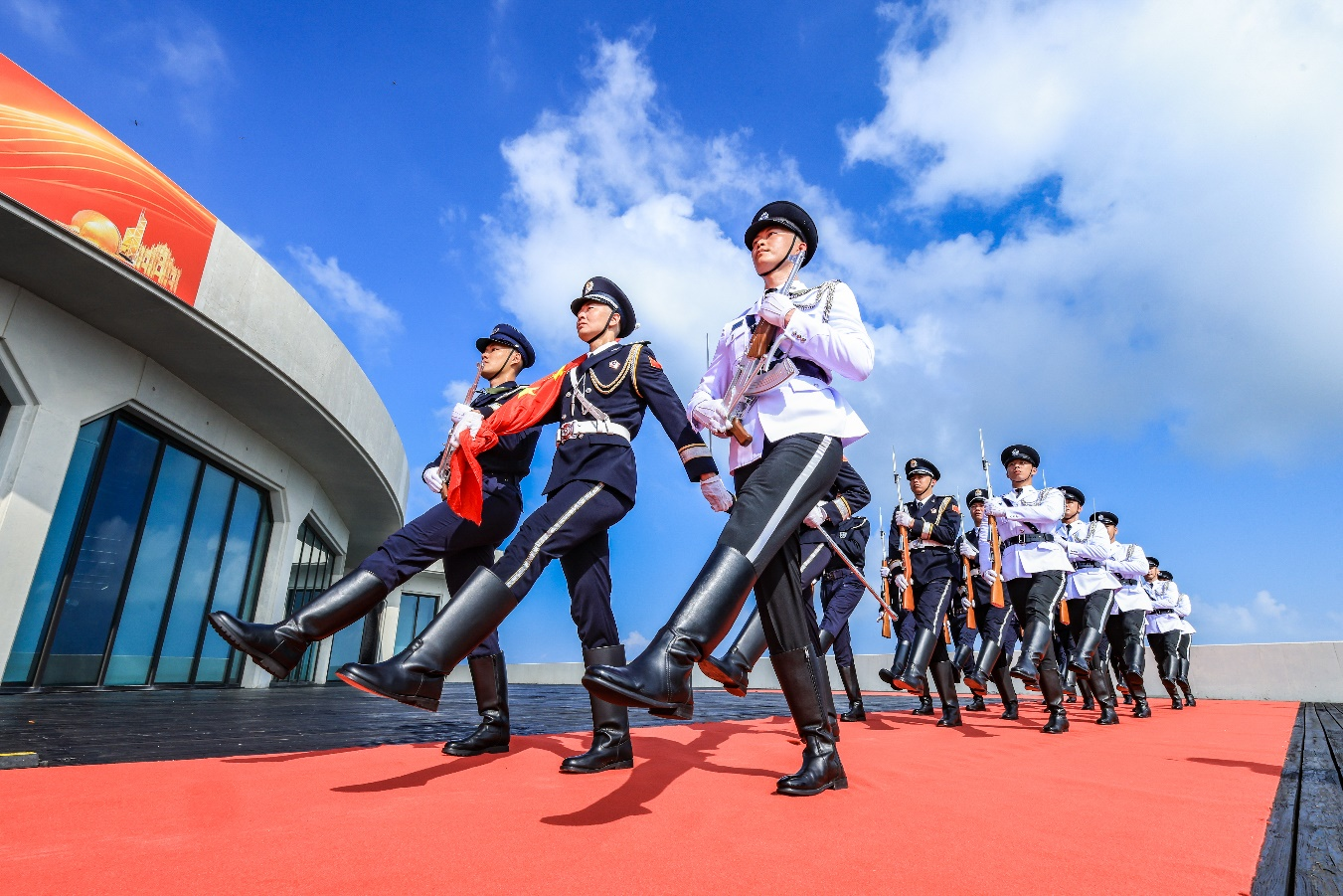 图为三种制服、一支队伍、一个步调同心诠释“一国两制”生动实践。张子恒供图