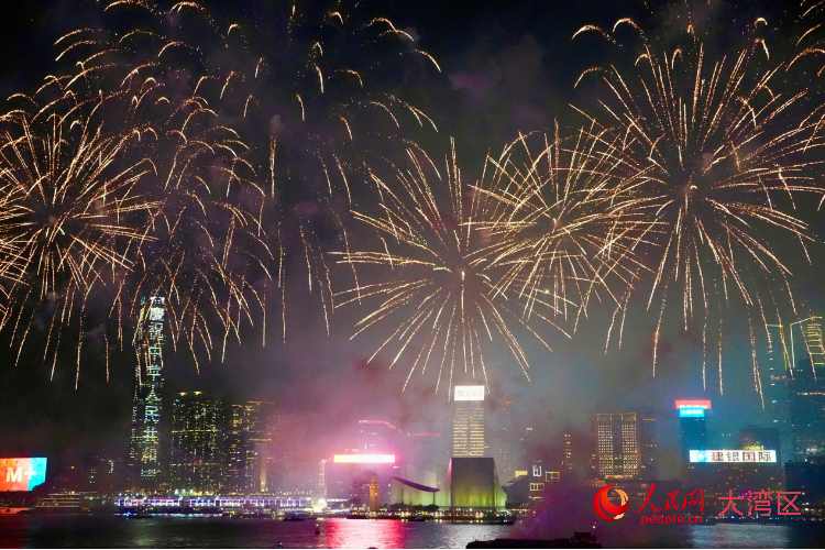 香港国庆烟花汇演在维港上空举行。人民网 严小晶摄