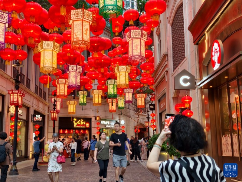 10月3日，游客在香港湾仔利东街拍照。新华社记者 贺小童 摄
