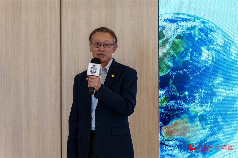 香港科技大学环境及可持续发展学部副主任陈飞介绍项目。人民网 韩宇轩摄