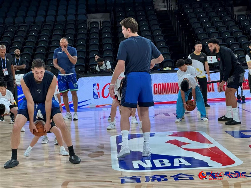 图为NBA球员与同学们分别组队，比赛传球。人民网记者 富子梅摄