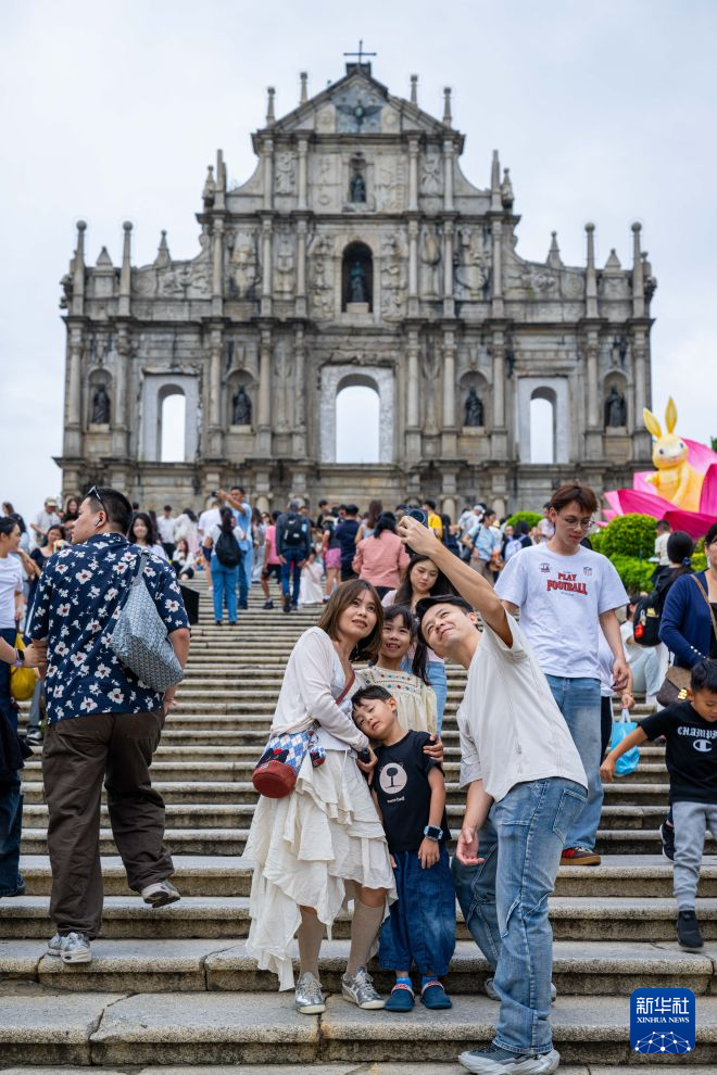 10月6日，旅客在澳门大三巴牌坊前浏览。新华社发（张金加摄）