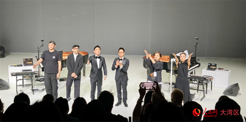 开幕演出《我城》主创团队谢幕。人民网 吴宇扬扬摄