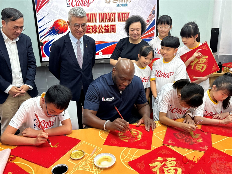图为米奇·里奇蒙德体验中国书法。人民网记者 富子梅摄