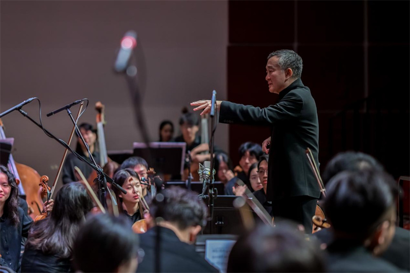 国际知名指挥家林敬基担任客席指挥，带领大湾区青年管弦乐团演出。主办方供图