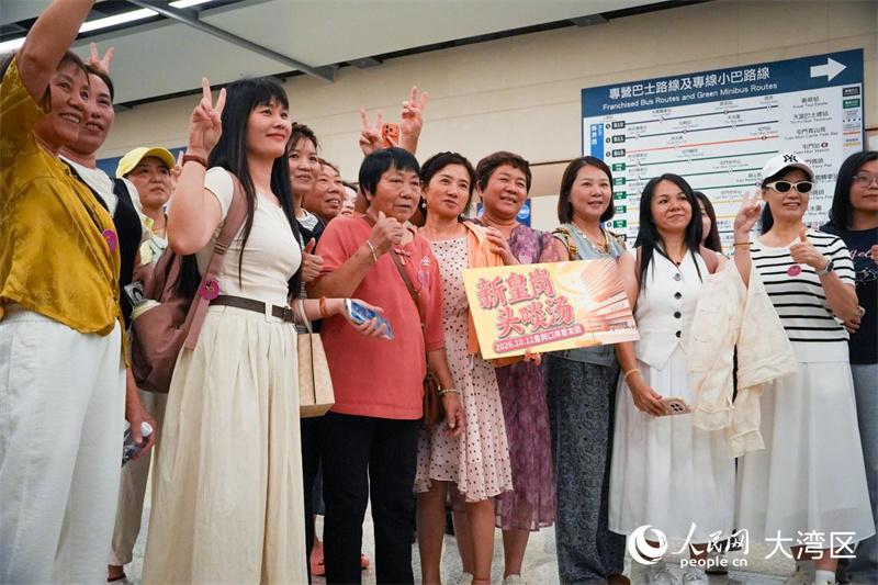 图2：旅客在皇岗口岸打卡留念。人民网 吴宇扬扬摄