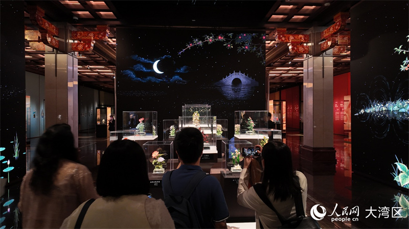 图8.数字技术生动呈现展品历史和工艺细节。人民网 严小晶摄