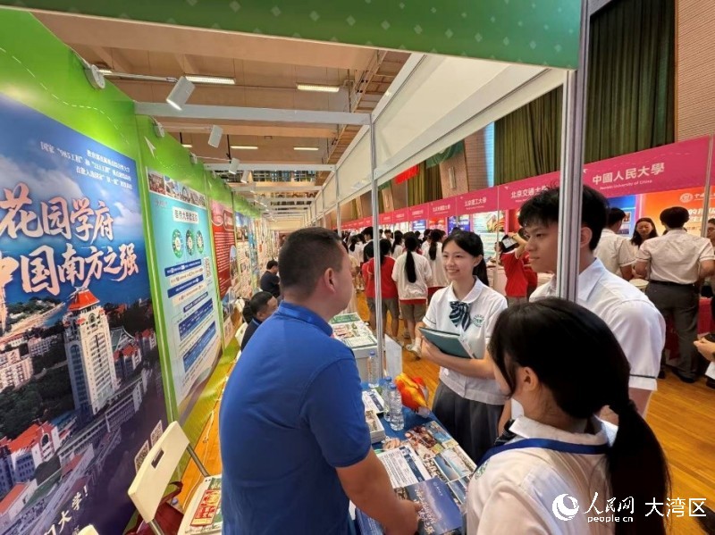 图为澳门学生在目标高校展台关切询问有关升学资讯。人民网记者 富子梅摄