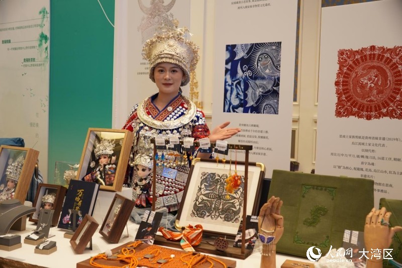 图6. 论坛现场设体验区展示贵州特色配资实力证券配资门户。人民网 严小晶摄